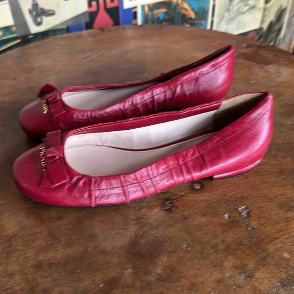 RED Prada Ruched Ballet Flats with Bows - Picture 5 of 9